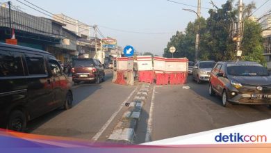 Traffic Jalan Angke West Jakarta is trapped by the excavation project