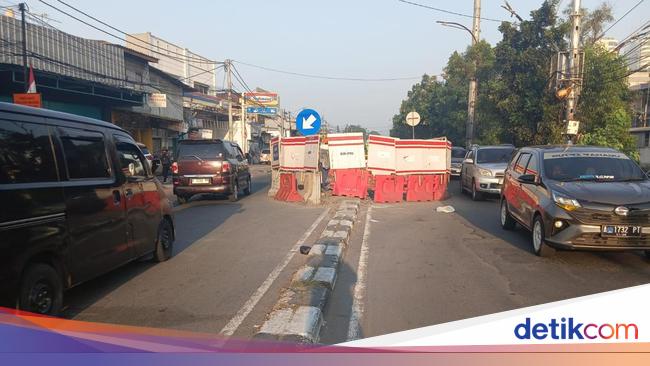 Traffic Jalan Angke West Jakarta is trapped by the excavation project