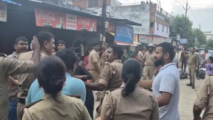GORAKHPUR NEWS: After the death of the monkey leader injured in battle, the head of the police station, monkey leader Death Pork Chaos Police Officer injured in Gorakhpur News