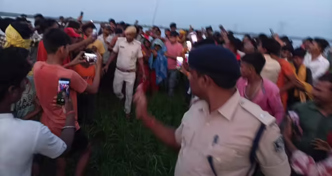 Man who saved his wife jumped in Kosi River by swimming, the adventure incident surprised everyone