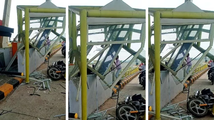 Gorakhpur Link Expressway’s toll gate, two injured, including toll worker – Gorakhpur Toll Plaza -Accident Damn Damaged the Toll Injuries reported