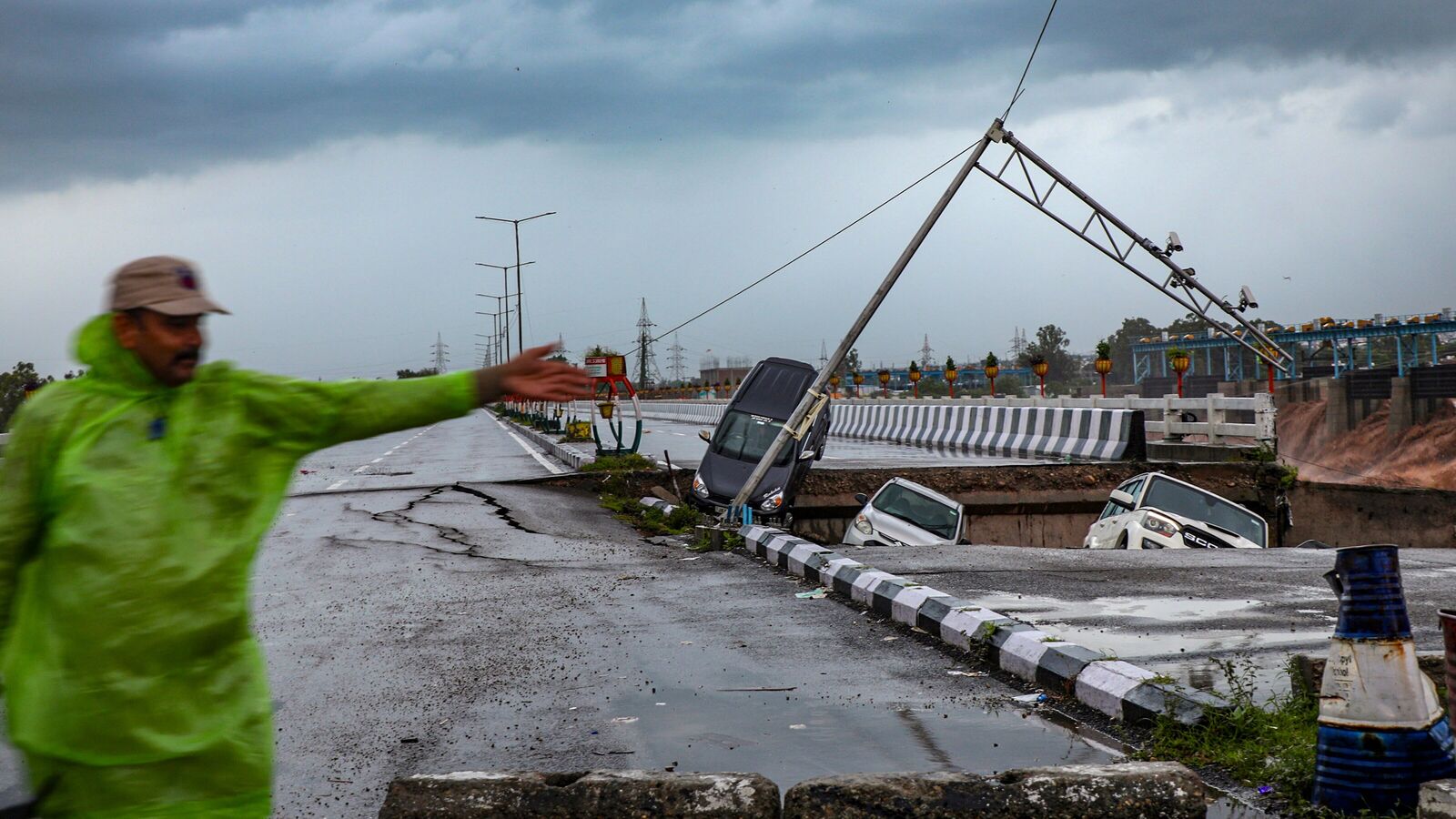 Frightening footage shows that Jammu’s Tawi bridge crumbles after severe rain; Car Hang, Bike Tumble: Video