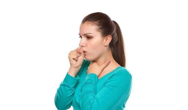 كحة مستمرة تزعجك؟ تعرّف على الفرق بين السعال الجاف والرطب وأهم طرق العلاج المنزلية والطبية