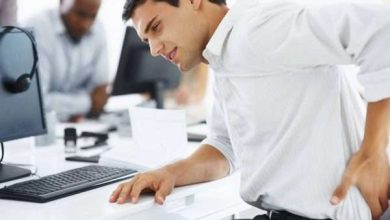 آلام الظهر تزعجك؟ تجنّب هذه الأوضاع الخمسة لتخفيف الألم وحماية العمود الفقري.