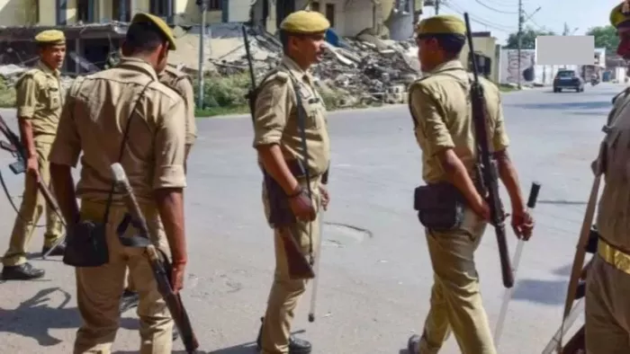 Hathras News: Rumors of wrong panic in town, police station in -Charge patrolled by police for Panic Panic after Gang of Criminals reported that Hathras Crime News reported