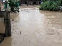 Life is disturbed by storm rain in bastar, four people have died due to the flow of car
