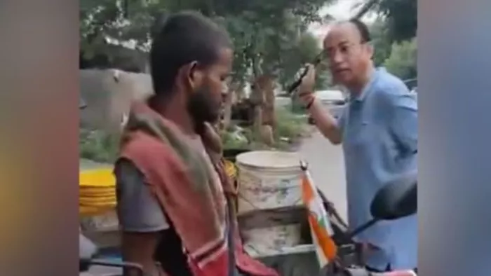 In Gurugram, unclaimed dogs were hit with a stick to feed food, and the young man complained to the sector 29 police station – NCR Gurugram man assaulted for the police investigation.