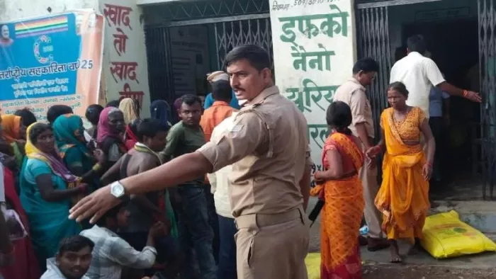 Why did the crowd suddenly increase in committees in UP? The police had to come to control – farmers protested on the demand for fertilizer deficit