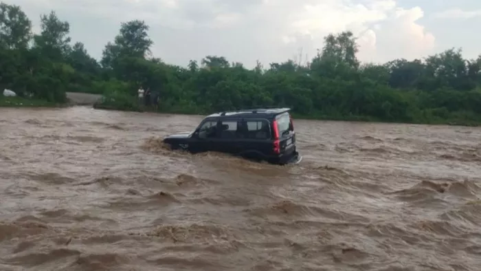 Uttarakhand: In Ramnagar, the tourists of Haryana stuck in the Scorpio River, which has now escaped – Scorpio from Haryana tourists rescued at Ramnagar in River