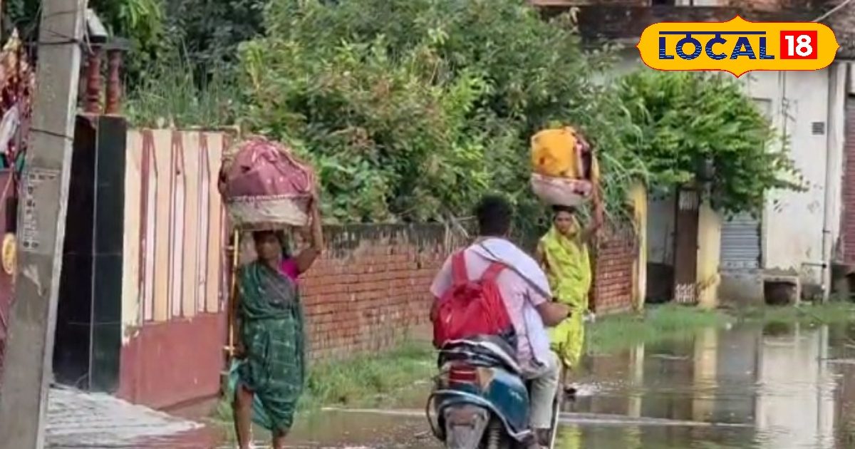 Chandauli News: Children take school shoes in hand! Mud of mud on this path of Chandauli, public representatives unaware