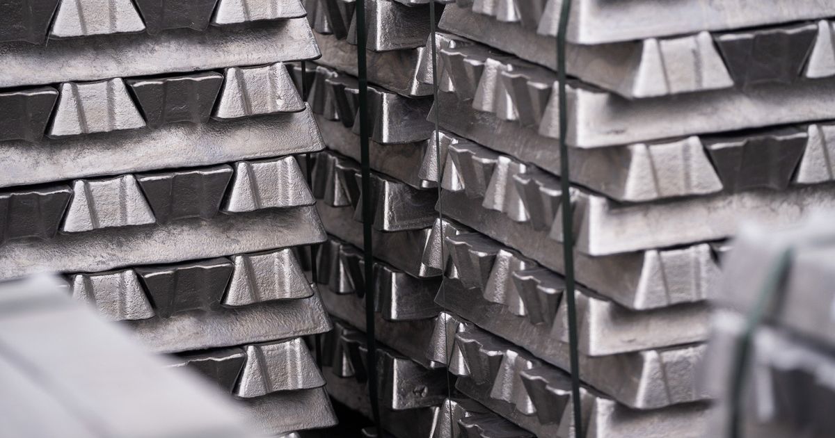 Aluminum and copper prices drop with the rise of the dollar against other currencies