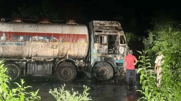 A fire broke out in a tanker filled with chemical, but the train continued with a high speed on the highway; The driver saved life by jumping – Chemical Tanker Fire is averted on Chittorgharh Udaipur highway