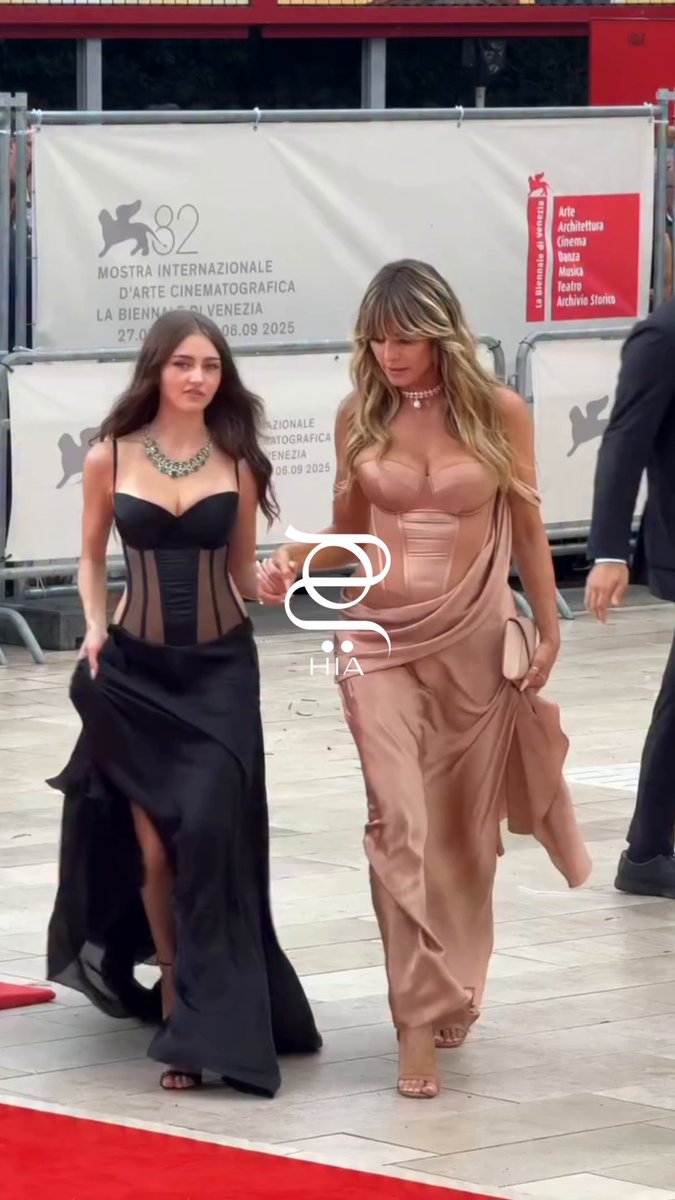 هايدي كلوم وابنتها تخطفان الأنظار خلال افتتاح مهرجان فينيسيا السينمائي بفستانين بموضة الكورسيه…
