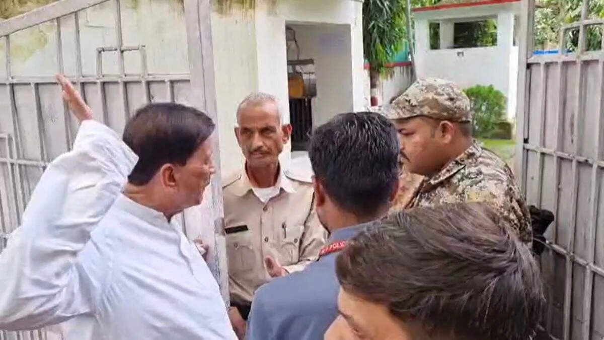 BJP MLA and collector face to face in Bhind, sharp noise between Dharna