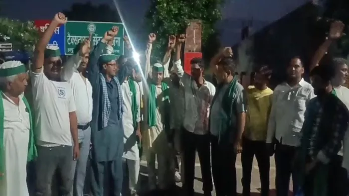 Haapur News: Police are accused of raising innocent, people who riot a lot of riots at Die Post – Haapur Villagers protest police performance in alcohol sales