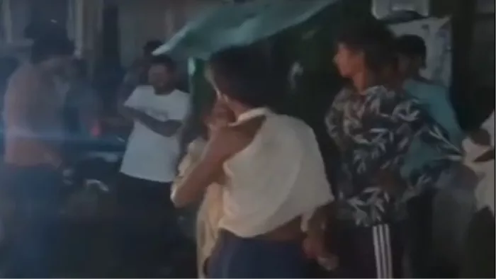 Man living with another woman caught a woman … both struck with slippers, people were surprised – assaulted a scam in the wife of Moradabad.