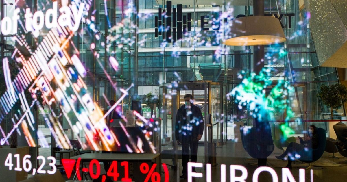 The euro ignores the effects of the France crisis and the options contracts show the optimism of investors