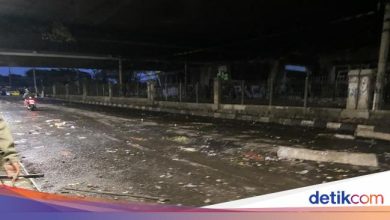 Jalan Pejompongan is in ruins after chaos of the DPR demonstration, the stones are scattered