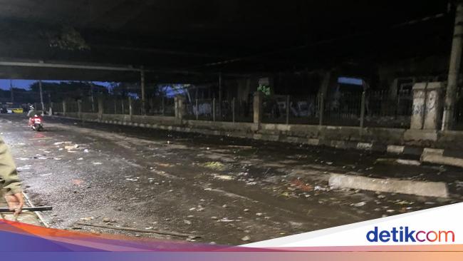 Jalan Pejompongan is in ruins after chaos of the DPR demonstration, the stones are scattered