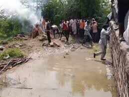 Dead body lying on the road for 2 hours, understand in the video, rain has become a big problem in the funeral