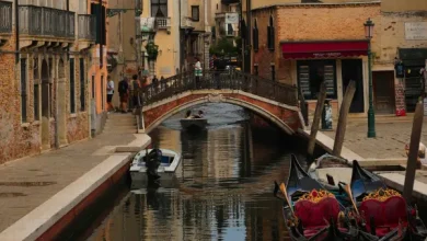 على هامش مهرجان فينيسيا.. 10 حقائق مدهشة لا تعرفينها عن ممرات فينيسيا المائية وجنادلها السحرية