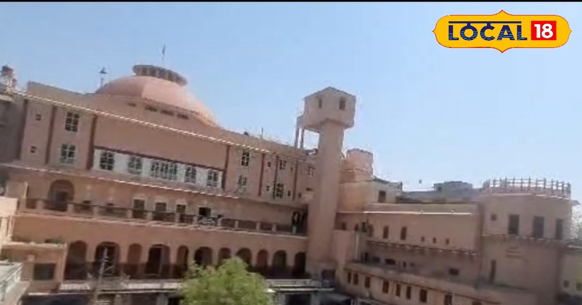 Not just Jaipur, there is also Hawa Mahal in Sikar, from which the queens saw the entire prince state