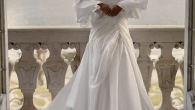 انسيابية حالمة وأسلوب خالٍ من التكلّف.. فساتين الزفاف بدرابيه 2026 تعيد للأذهان لمسات الإلهة…