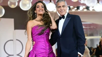 جورج كلوني يظهر رفقة زوجته أمل كلوني، ويفاجئ الحضور بإنضمامه لفريق فيلمه جاي كيلي على السجادة…