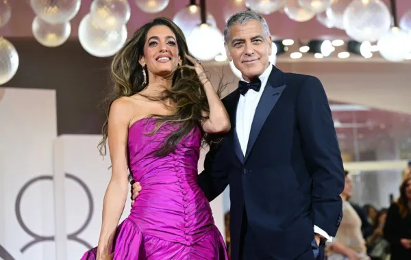 جورج كلوني يظهر رفقة زوجته أمل كلوني، ويفاجئ الحضور بإنضمامه لفريق فيلمه جاي كيلي على السجادة…
