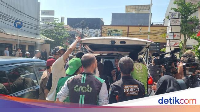 Ojol accompanied by the guidance of Ojol, the body of affan kurniawan was sent to TPU Karet Bivak