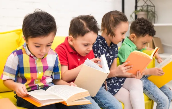 كيف تربين طفلاً يحب الفن والقراءة مع اقتراب موسم المدارس؟
