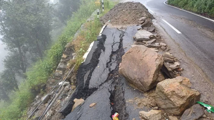 Rain of a disaster in Almora crisis on Ranikhet-Amora highway so far, stuck with landslides- Almora Rain Fury Land hearing threatens Ranikhet Almora Highway