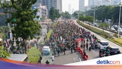 Mass Defing Affan Kurniawan Demo at Metro Police is MRT-Lalin SCBD access closed