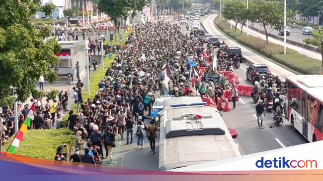 Police cars were damaged during the demonstration at the metro police