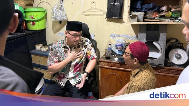 DKI DPRD -Member Kenneth gave compensation to the Ojol Family Affan Kurniawan