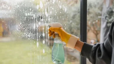 كيفية إزالة الخطوط والبقع عن زجاج النوافذ في المنزل؟ إليك الخطوات الصحيحة في التنظيف