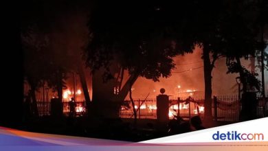 Demo Hot situation at Metro Police: Firecrackers have exploded, tear gas was released