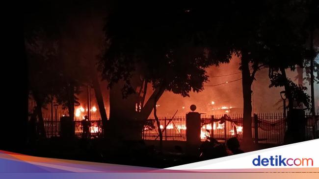 Demo Hot situation at Metro Police: Firecrackers have exploded, tear gas was released