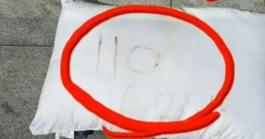 عامل توصيل صيني ينقذ امرأة محاصرة بعد أن شاهد رسالة مكتوبة على وسادة
