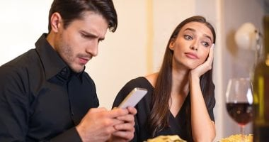دراسة تحذر من عادة أثناء استخدام الهاتف المحمول قد تقوض الحياة الزوجية
