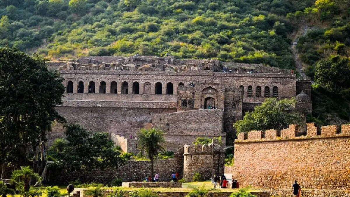 Watch in the video, the narrow part of Bhangarh Fort, where the guard of ghosts is every moment, science also takes knees here
