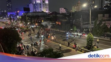 The masses on Jalan Gatot Subroto were overcrowded again and threw stones at the Metro Regional Police