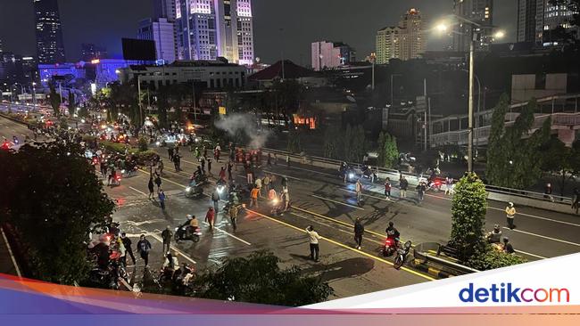 The masses on Jalan Gatot Subroto were overcrowded again and threw stones at the Metro Regional Police