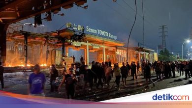 The masses were chaotic, now 5 transjakarta stops caught fire and damaged