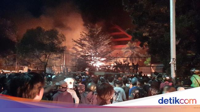 Ricuh, South Sulawesi DPRD building is also a fire