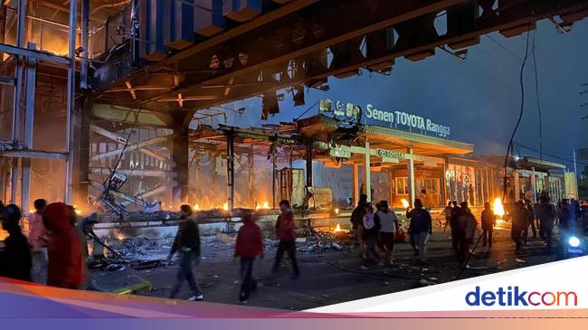 A total of 3 transjakarta bushalts are damaged and burned tonight