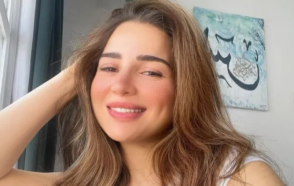 مي عز الدين تخطف الأنظار بجمالها الطبيعي على البحر .. شاهدوا إطلالتها