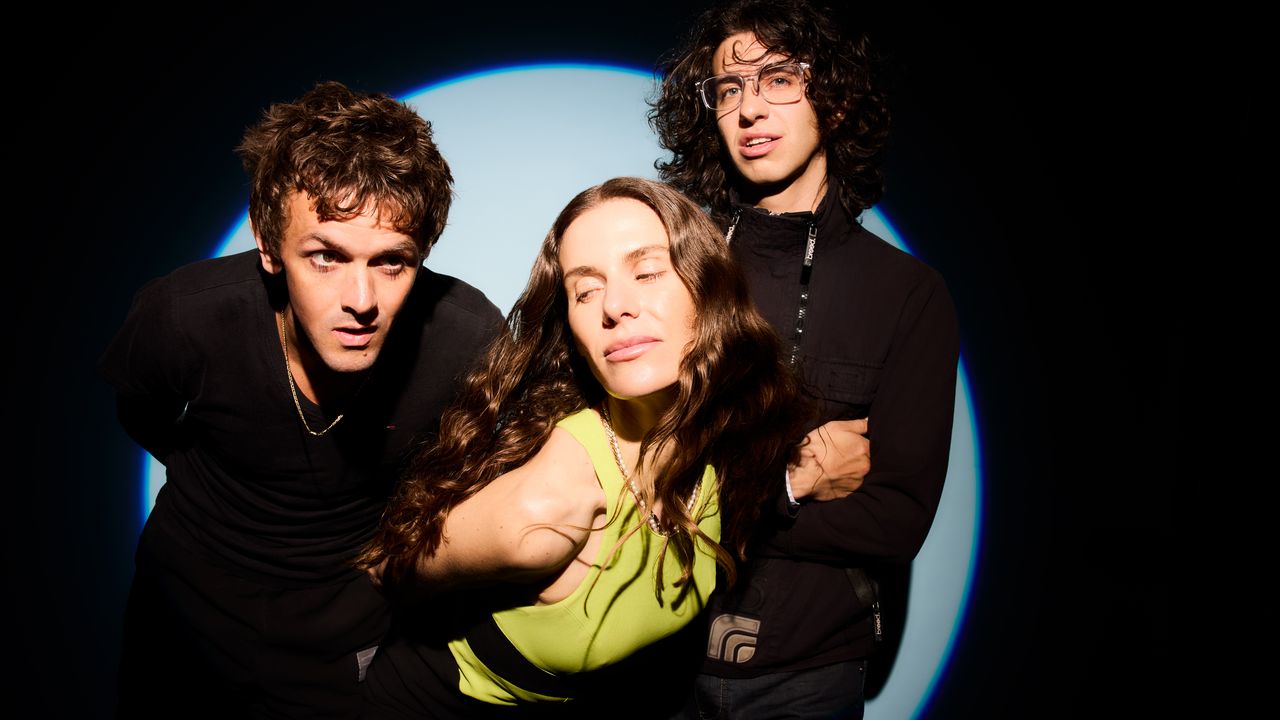 bar-italia-announce-tour-of-north-the-us-and-europe,-fragment-video-for-fresh-tune:-see