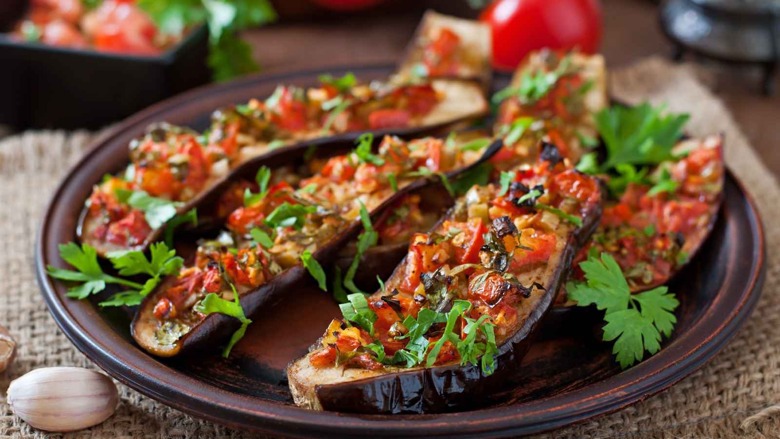 الباذنجان-المحشي-بالبندورة-والثوم.-وصفة-نباتية-لذيذة