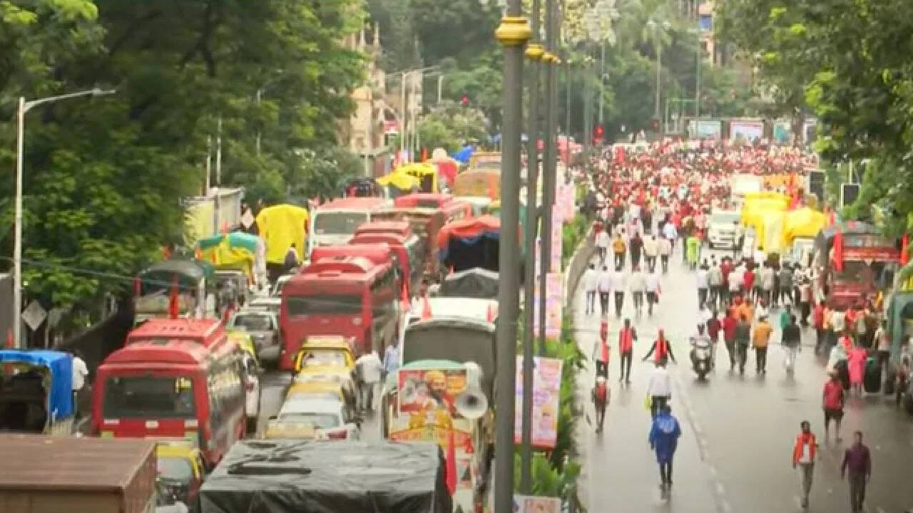 Maratha protesters sit on the road, Mumbaikar stranded, fierce traffic jams, long queues of vehicles